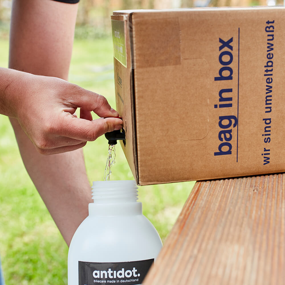 bikereiniger-refill-10l-anwendung-1 antidot Fahrradreiniger 10L